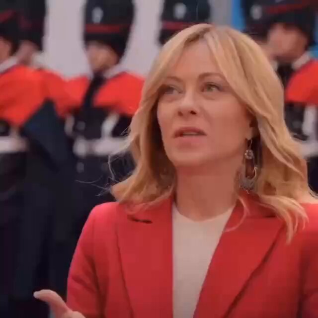 رئيسة وزراء إيطاليا جورجيا ميلوني تلتقي رئيس موزمبيق دانيال تشابو، بينما تبدو على وجهها معالم الدهشة، وسط فارق الطول الواضح بينهما. #مصدر_للأخبار 