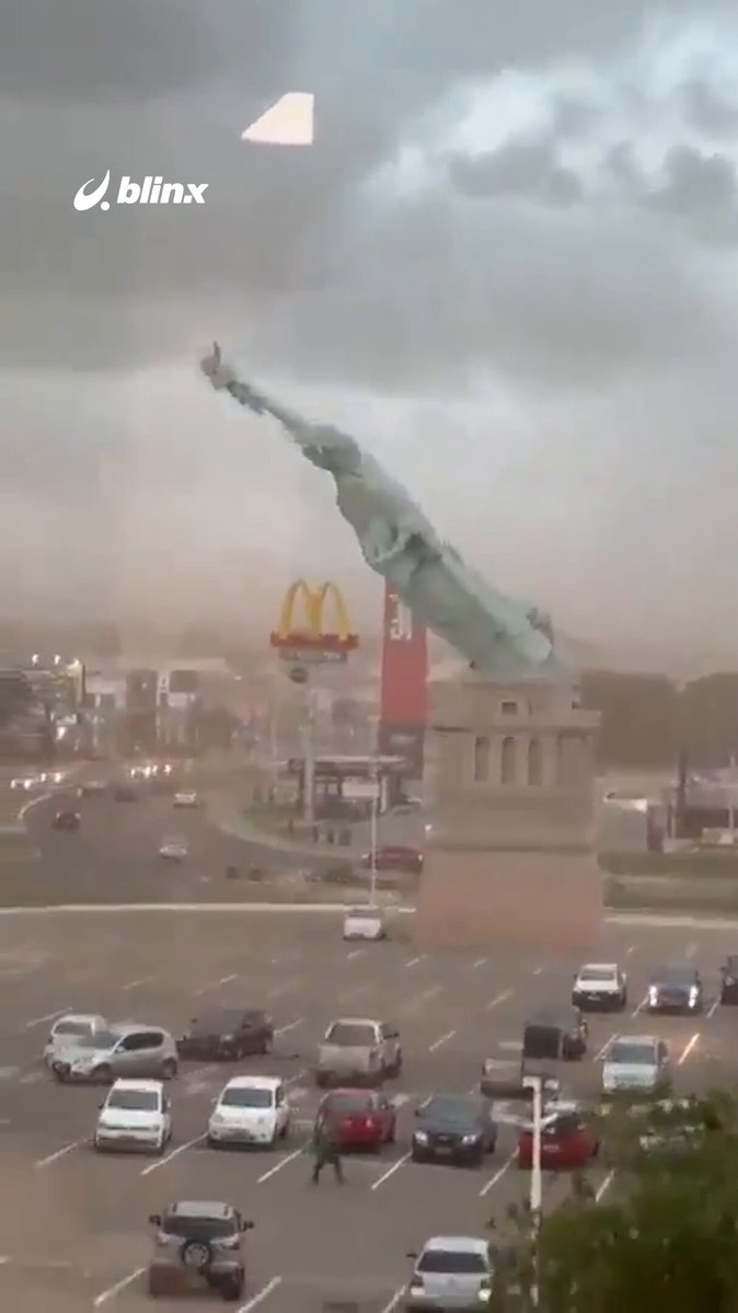 عاصفة عنيفة ضربته بشدة وأسقطته أرضا.. ما حقيقة مشهد انهيار "تمثال الحرية"؟ #عاصفة 