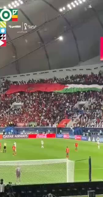 Faslı taraftarlar, Arap Kupası’nda Birleşik Arap Emirlikleri ile oynanan maçta tribünlerde Filistin bayrağı açtı.