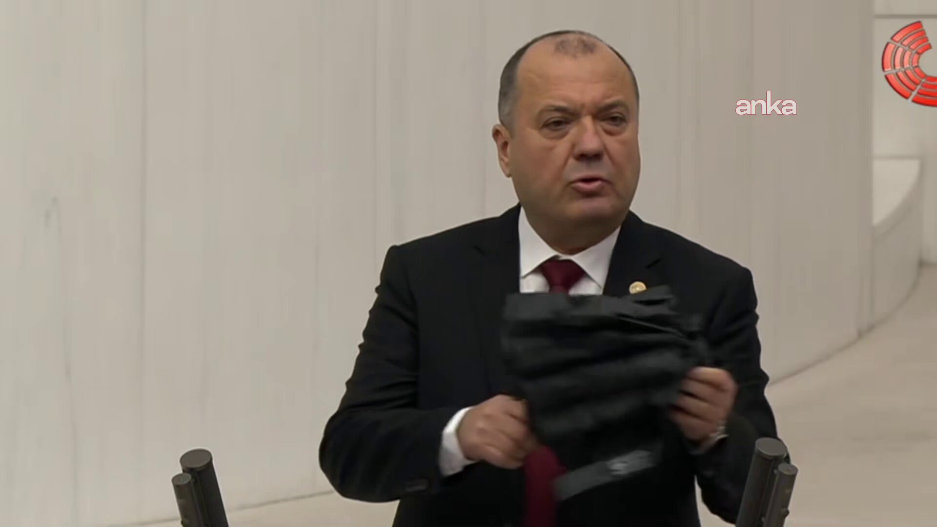 CHP Tekirdağ Milletvekili İlhami Özcan Aygun iklim krizine dikkat çekmek için TBMM Genel Kurulu’nda şemsiye ile konuştu:

"Bugün Meclis’e şemsiye ile geldim çünkü ülkemizde kullanılmaya kullanılmaya tarihi esere dönüşücek. Yağmur yok, kar yok ama aşırı kuraklık ve sıcaklığa bağlı