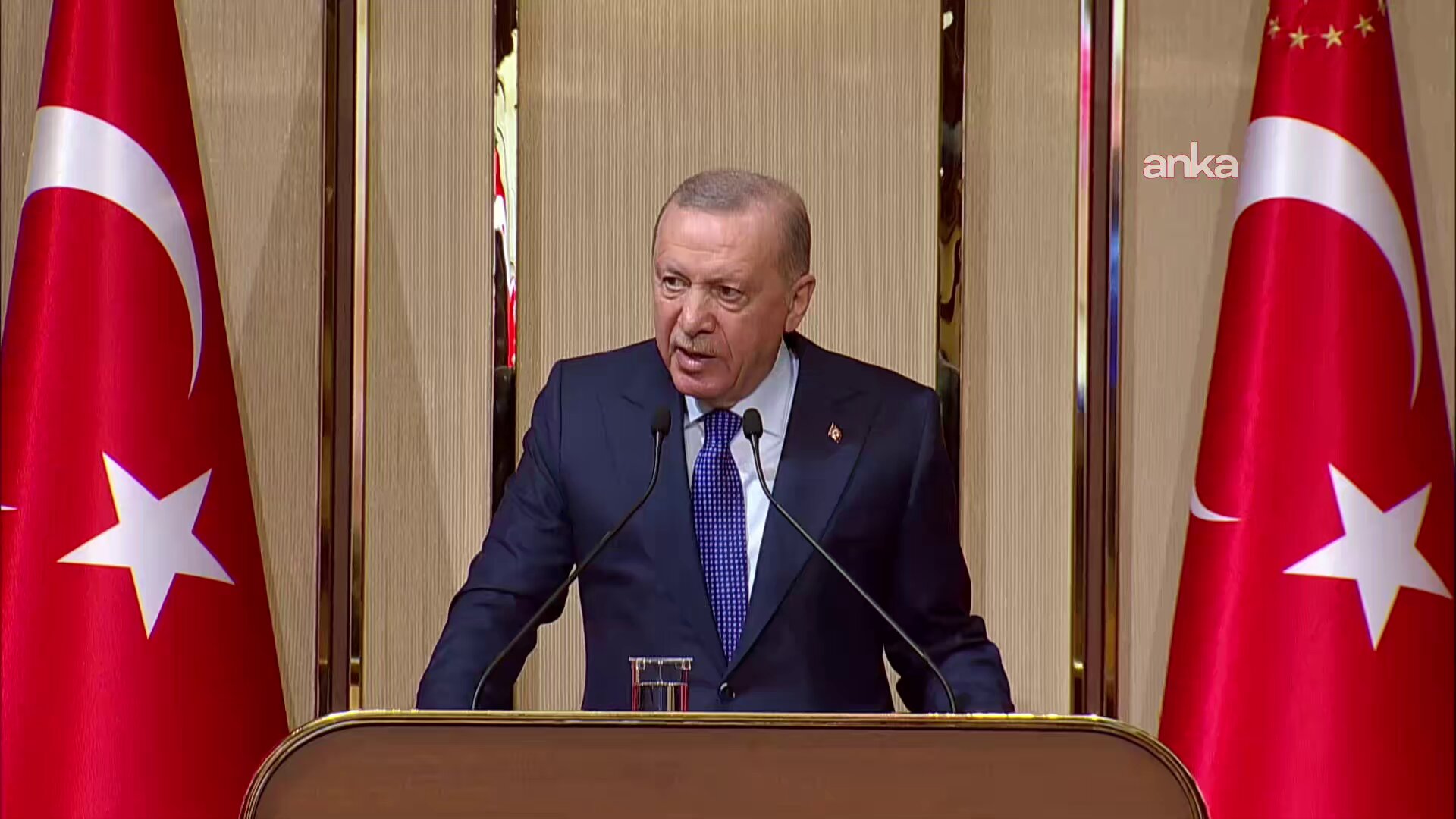 Cumhurbaşkanı Erdoğan:

"Ne eksen kayması, ne rota değişimi, ne de köklerden kopma. Dış siyasetimizde bunların hiçbirisi söz konusu değildir ve olamaz. Çift başlı Selçuklu kartalından ilhamı alan bir bakış açısıyla dünyanın her köşesiyle ekonomik, ticari, diplomatik, siyasi