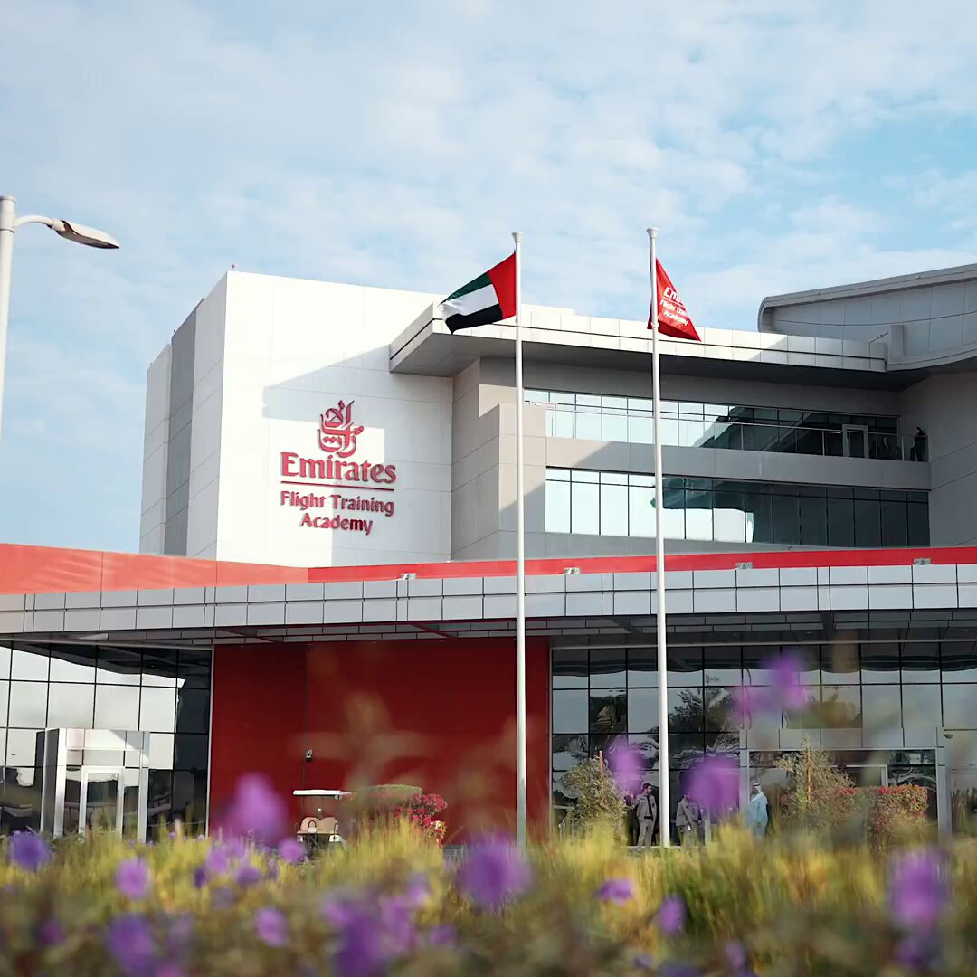 أحمد بن سعيد: احتفلنا اليوم بتخريج 77 طياراً في أكاديمية الإمارات لتدريب الطيران، في تأكيد عملي على التزامنا تطوير الكفاءات التي تقود مستقبل قطاع الطيران عالمياً.. ويأتي هذا النجاح نتيجة برنامج متكامل تقوده أكاديمية الإمارات لتدريب الطيران، والتي تضم مدربين يتمتعون بأعلى المعايير المهنية لإعداد الجيل المقبل من قادة الطيران.. نبارك للخريجين ولأسرهم، ونتطلع إلى إسهاماتهم في تعزيز مكانة دولة الإمارات وريادتها في صناعة الطيران. #صحيفة_الخليج 