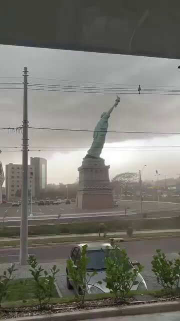 نسخة عن تمثال الحرية الأمريكي تنهار في البرازيل بسبب الرياح القوية 