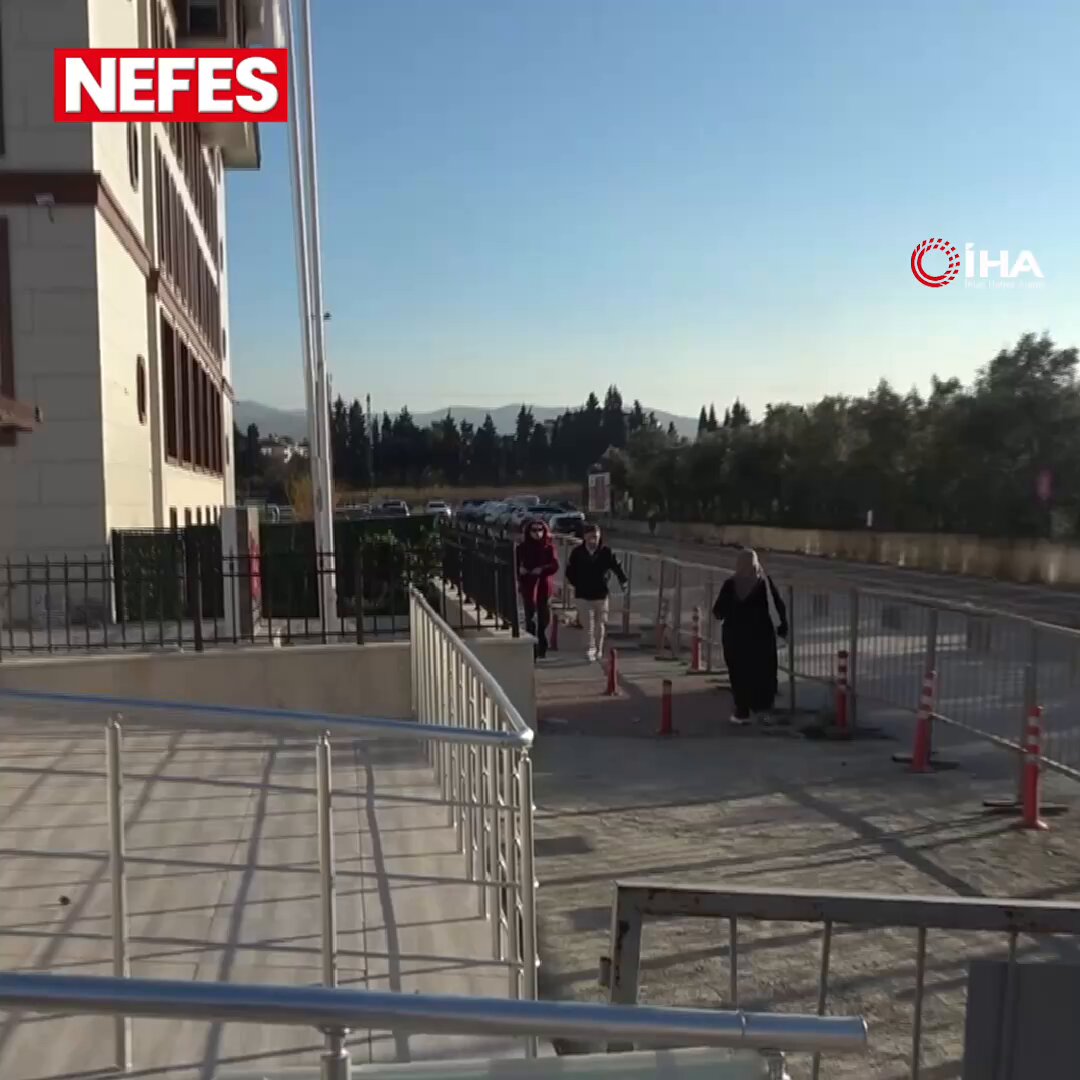 Yalova'daki evinin camından şüpheli şekilde düşerek hayatını kaybeden şarkıcı Güllü'nün oğlu Tuğberk Yağız Gülter, adliyeye müşteki olarak ifade vermeye gitti.
