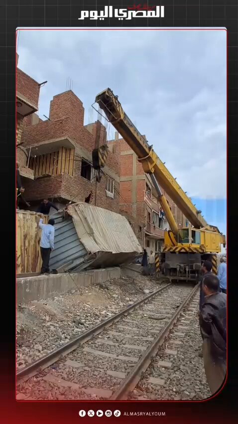 اخترقت أحد المنازل.. رفع الحاويات عقب سقوطها من قطار سكة حديد أمام قرية السفاينة بطوخ. تصوير: علي إسماعيل 