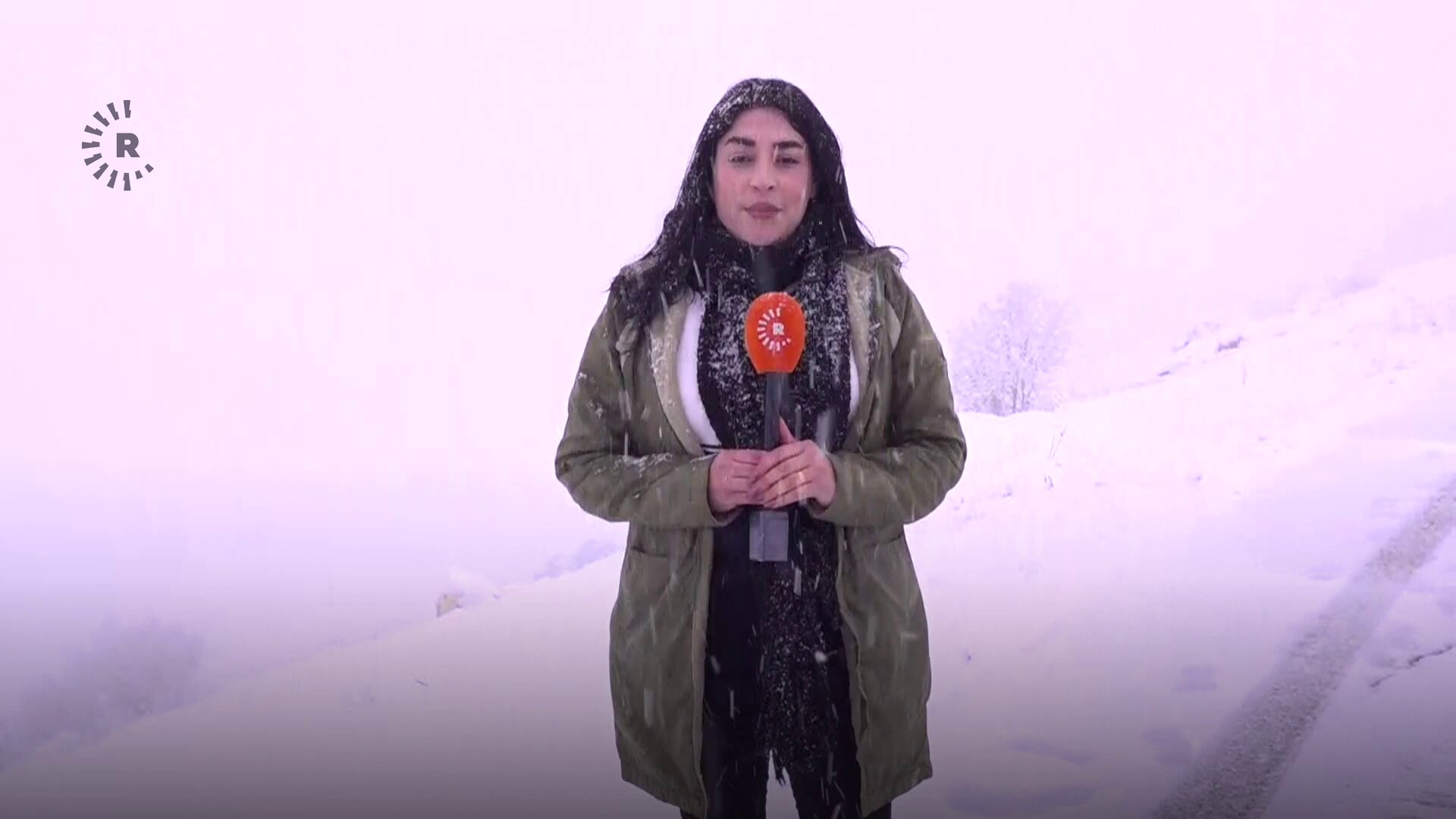 VİDEO - Şengal Dağı'nda sabah saatlerinden itibaren kar yağışı etkili oldu

Rûdaw muhabiri Adile Bekir dağın zirvesinde 7 cm kar yağdığını aktardı