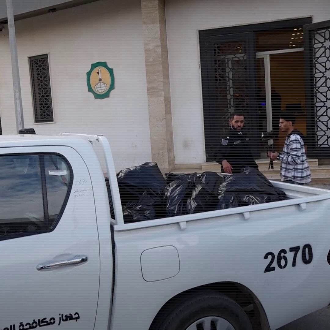 كاميرا تلفزيون المسار ترافق الأجهزة الأمنية خلال حملة جرد الأموال في السوق الموازية وإيداعها بالمصارف في #بنغازي 