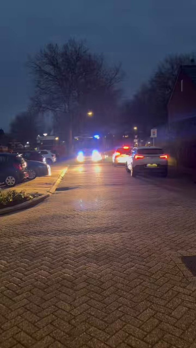 Brandweer blust tuinsetbrand op de Merel in Bunschoten