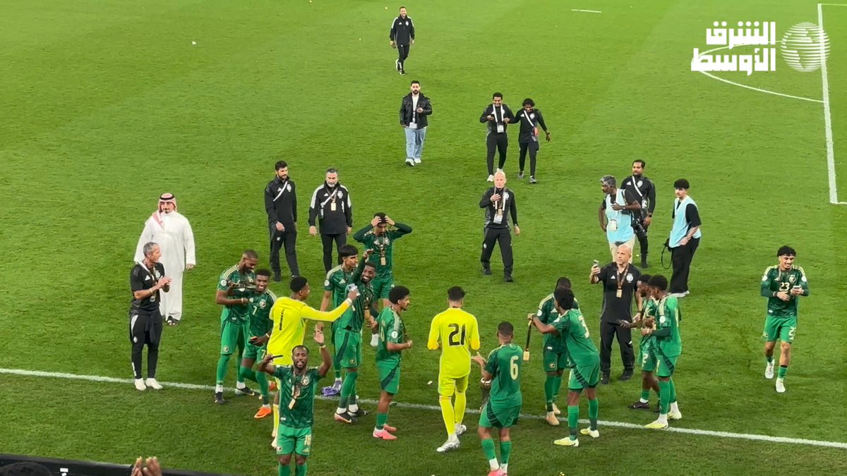 ياسر المسحل رئيس الاتحاد السعودي لكرة القدم يتجه للجماهير رفقة اللاعبين بعد نهاية مواجهة السعودية العراق وتتويج الأخضر بكأس الخليج 