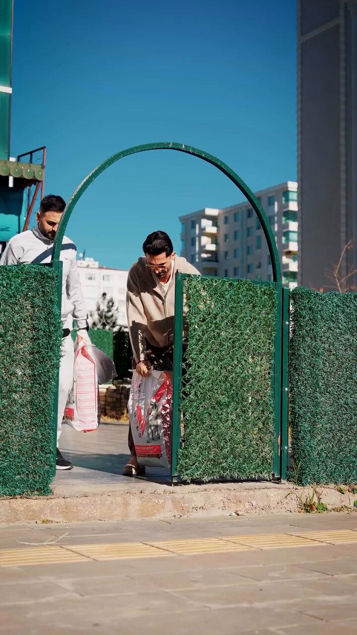 Amedspor'un tecrübeli futbolcusu Hasan Ali Kaldırım, Diyarbakır'daki sokak hayvanlarını beslemek için şehrin farklı noktalarına mama bıraktı 

Kaldırım, bu anları sosyal medya hesabından paylaştı