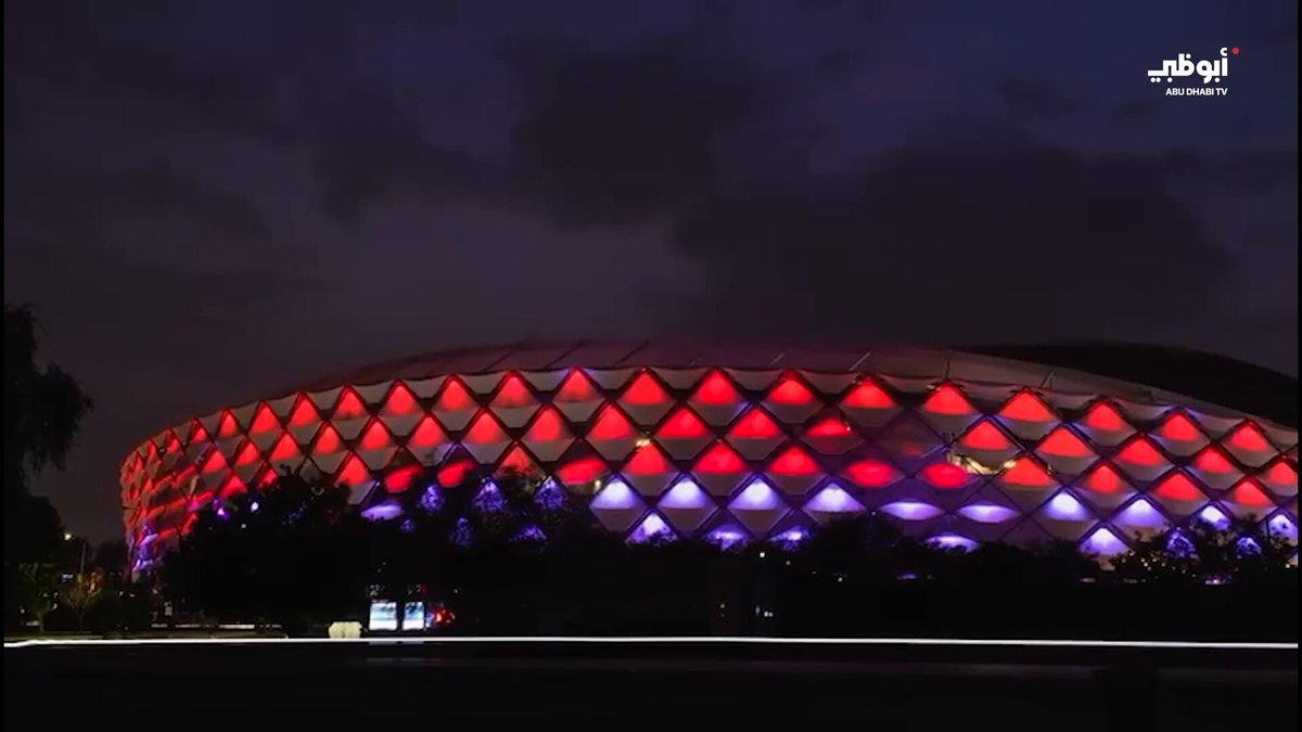 شوارع أبوظبي وأبرز معالمها الأيقونية تتزين بألوان علم مملكة البحرين احتفاءً باليوم الوطني البحريني، في مبادرة تعكس روح التكاتف بين البلدين الشقيقين وترسخ قيم التآخي المشتركة بين الشعبين الإماراتي والبحريني. 