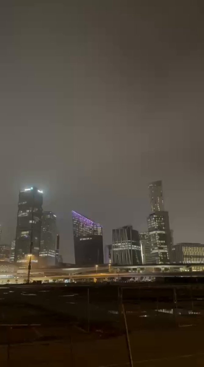 فيديو| تشهد العاصمة الرياض الآن، تكوناً للضباب والغيوم، ما دفع البعض إلى الاستمتاع بالأجواء التي تصل فيها درجات الحرارة إلى 11 درجة مئوية.. تصوير: خالد العنزي khalidokaz 