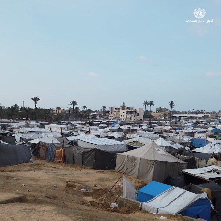 وسط اكتظاظ خانق في مخيمات غرب غزة، يجد النازحون أنفسهم مضطرين للعيش داخل أنقاض المنازل شبه المدمرة. ومع تفاقم الأحوال الجوية وهطول الأمطار الغزيرة، تصاعدت وتيرة انهيارات المباني المتصدعة، مما عمّق أزمة السكن الآمن في ظل انعدام البدائل والموارد 