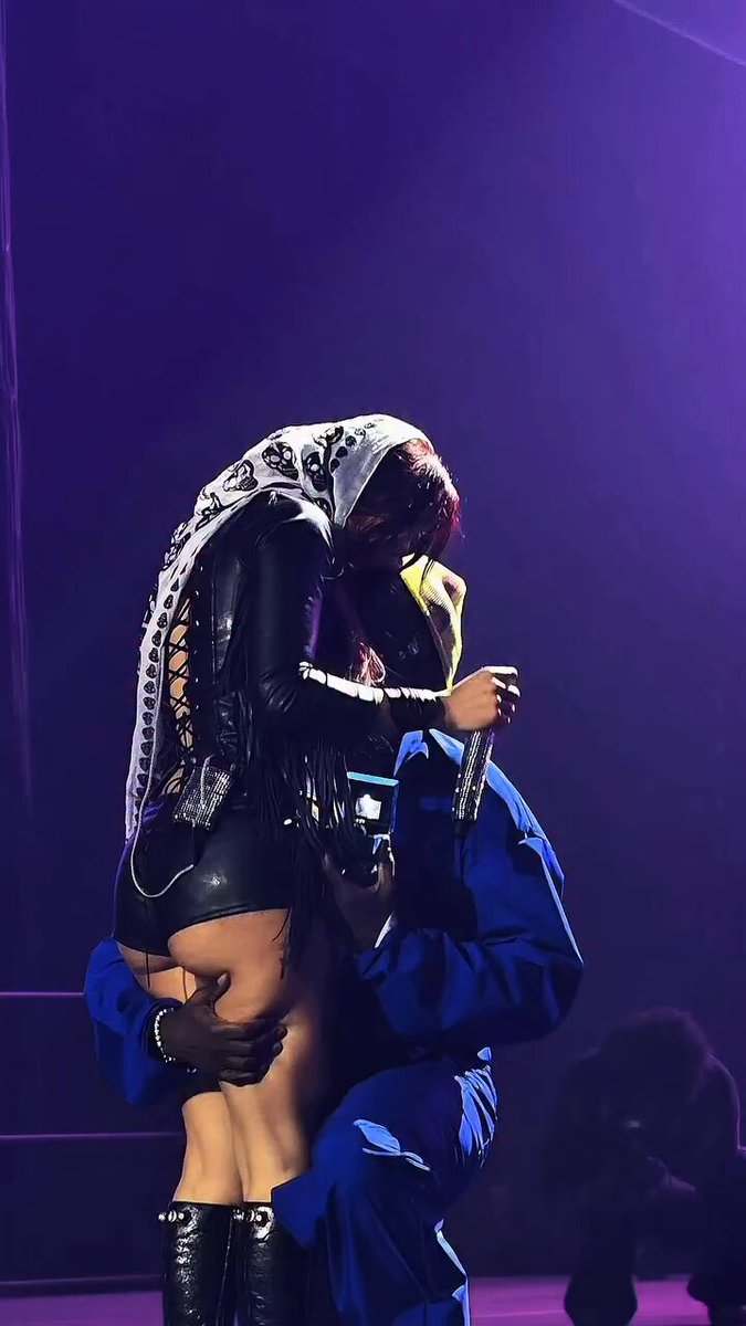 Young Thug and Mariah the Scientist are engaged 💍

[🎥: jm.edia ] https://t.co/VFllp6CZPj