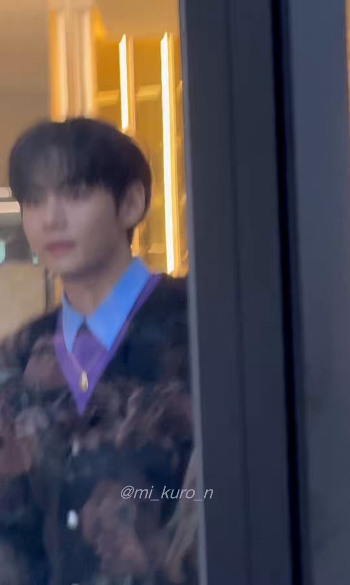 TAEHYUNG WAVING AT ARMYS WHO WERE WAITING FOR HIM, LOOK AT HIS FOND SMILE, SO BEAUTIFUL🫶

TAEHYU...