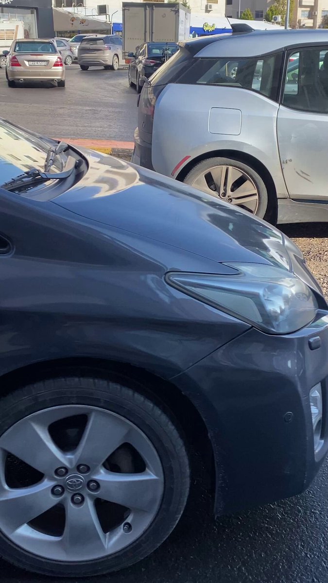 حفرة تعيق الحركة المرورية وسط شارع فرعي بمنطقة أم السماق #جريدة_الغد 