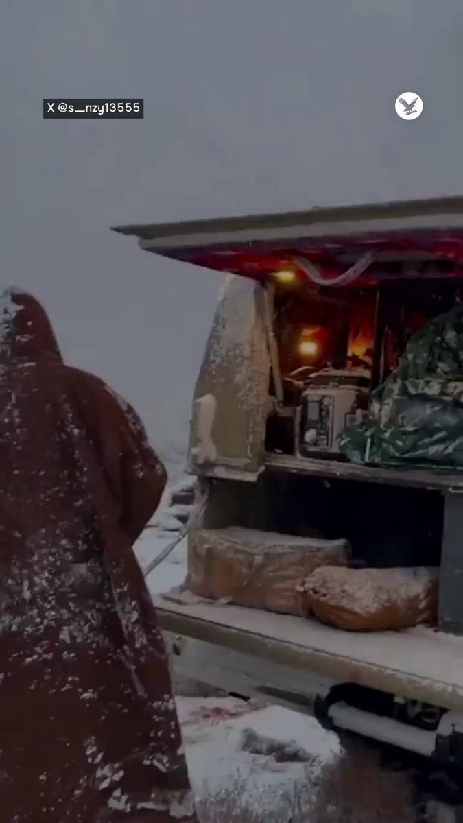 مشاهد للحظات تساقط الثلوج على جبل اللوز في #السعودية 