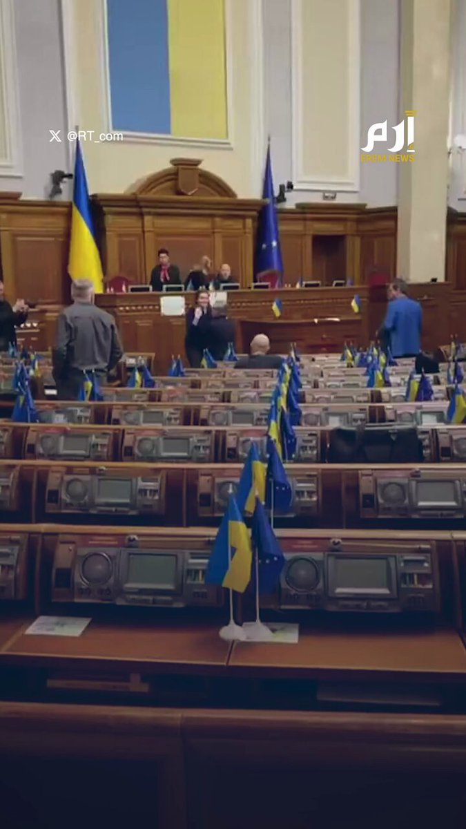 تستفزه وتصوره.. عراك بالأيدي بين نائبة وزميلها بالبرلمان الأوكراني 