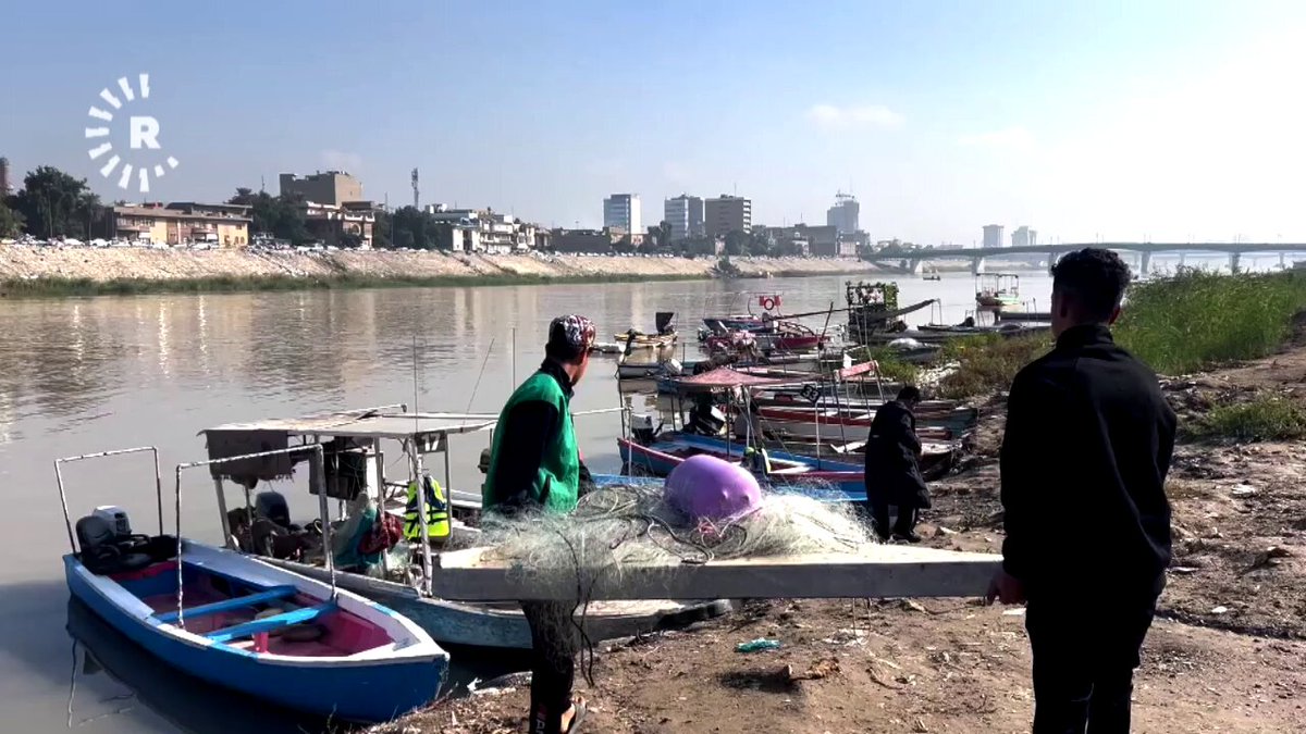 صيادو الأسماك يستغلون ارتفاعاً محدوداً بمياه دجلة في بغداد لممارسة عملهم 
