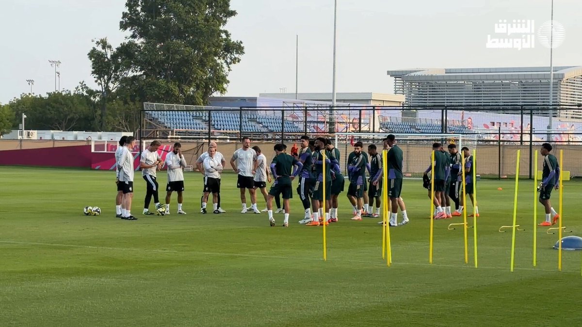 اجتماع فني سريع بين الجهاز الفني للمنتخب السعودي واللاعبين قبل انطلاق الحصة التدريبية الختامية لمواجهة الإمارات. #السعودية_الإمارات 