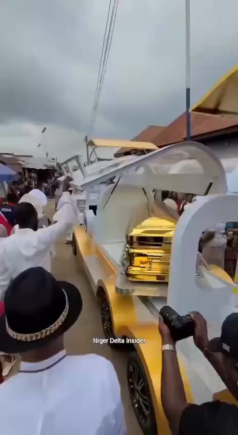 أغرب جنازة في نيجيريا .. رجل يدفن والدته في تابوت من ذهب قيمته 104 آلاف دولار #مصدر_للأخبار 