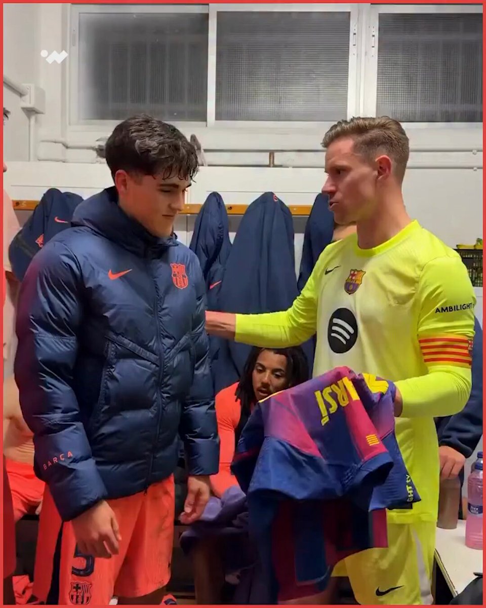 لاعبو برشلونة يحتفون بكوبارسي بمناسبة مباراته رقم 100 مع البلوغرانا 