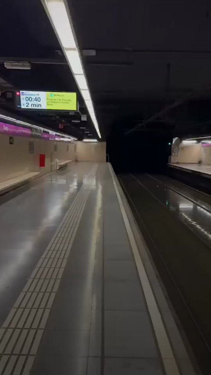 سكّة القطار تتحول إلى نهر جارٍ.. أمطار غزيرة تغمر محطة مترو في برشلونة #أخبار_المشهد 