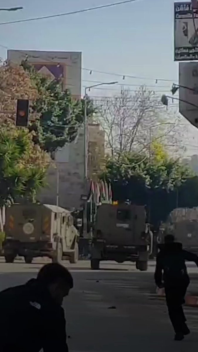 الحجارة تتصدى للآليات العسكرية.. شبّان فلسطينيون يواجهون القوات الإسرائيلية في نابلس #أخبار_المشهد 
