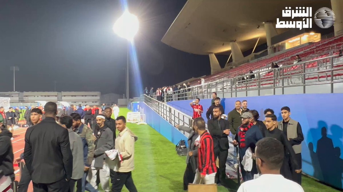 مجموعة من مشجعي ومحبي نادي ميلان الإيطالي يتواجدون في ملعب تدريبات الفريق للإلتقاء بنجوم «الروسونيري». #نابولي_ميلان 