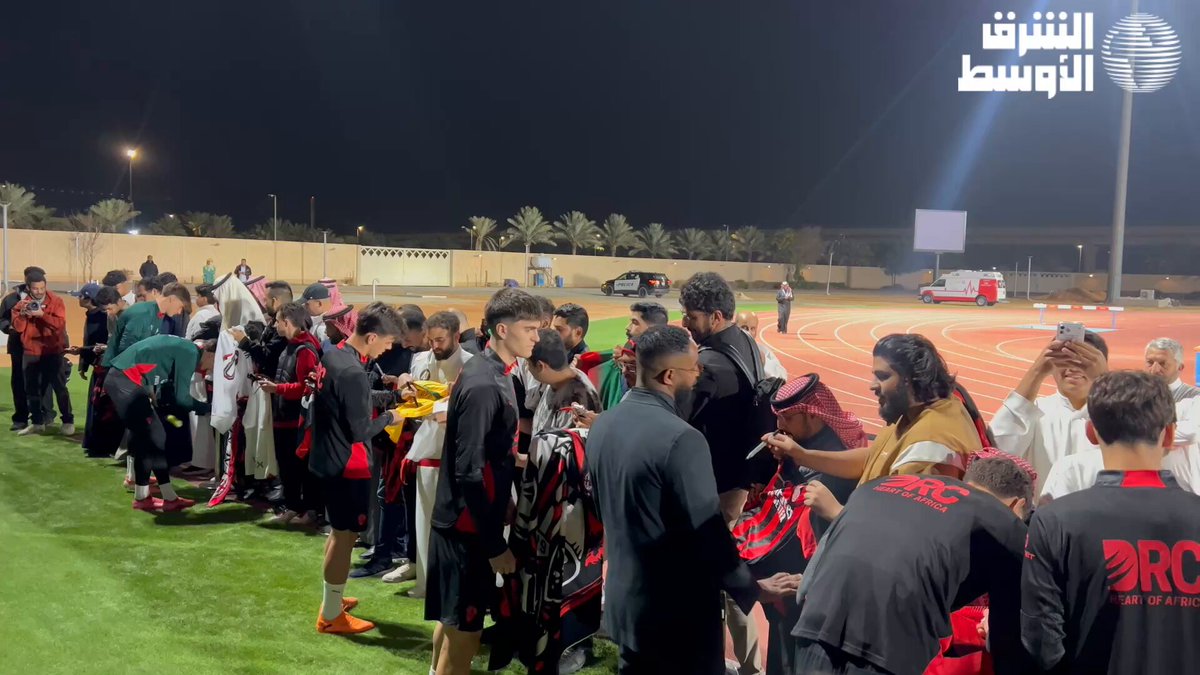 وصول لاعبي فريق ميلان لملعب التدريبات بجامعة الأميرة نورة، وسط تواجد جماهير الفريق الذين حرصوا للحصول على التواقيع والصور التذكارية مع اللاعبين. #نابولي_ميلان 