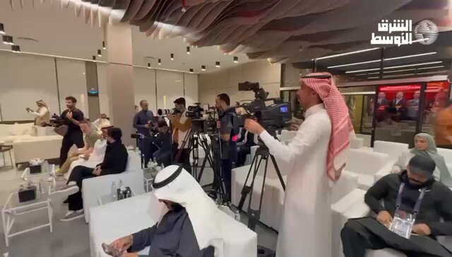 جانب من الحضور الإعلامي للمؤتمر الصحفي الخاص بمدرب القادسية الجديد، بريندان رودجرز، إلى جانب الرئيس التنفيذي والمدير الرياضي لنادي القادسية 