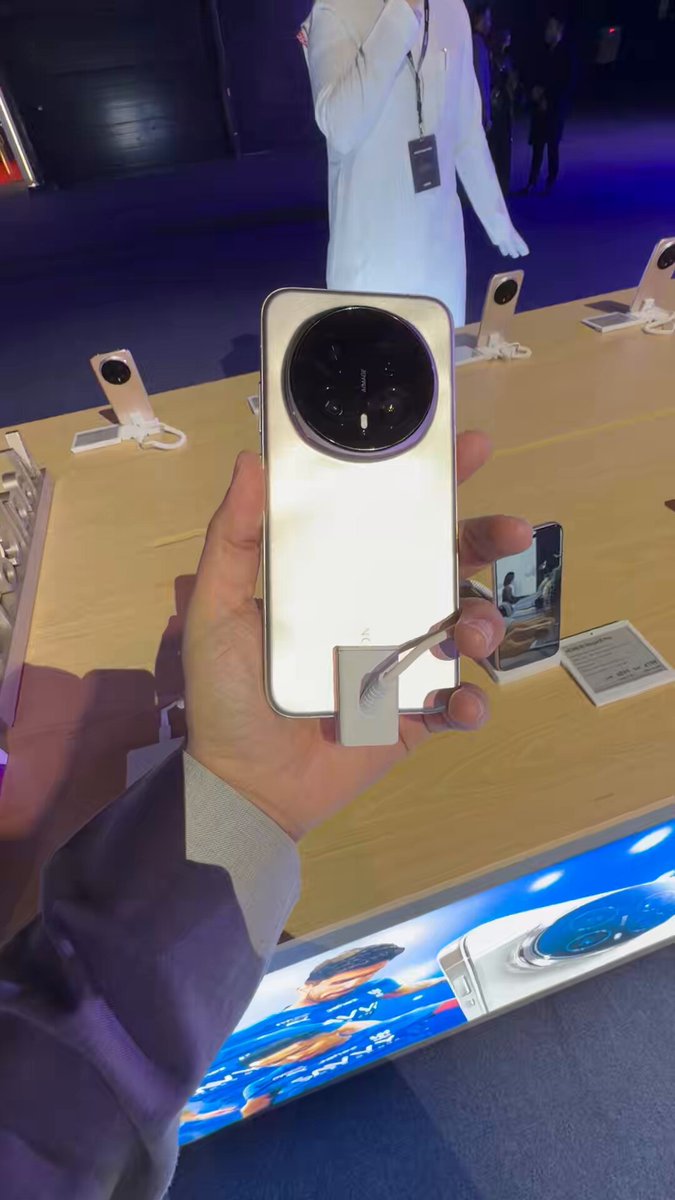 فتح الطلب المسبق على HONOR Magic 8 Pro رسميًا في السوق السعودي.. السعر يبدأ من 4199 ريال لنسخة 512GB، مع توفر نسخة 1TB بسعر أعلى.. النسختان تأتيان مع هدايا قيّمة لفترة الطلب المسبق.. رابط الحجز 