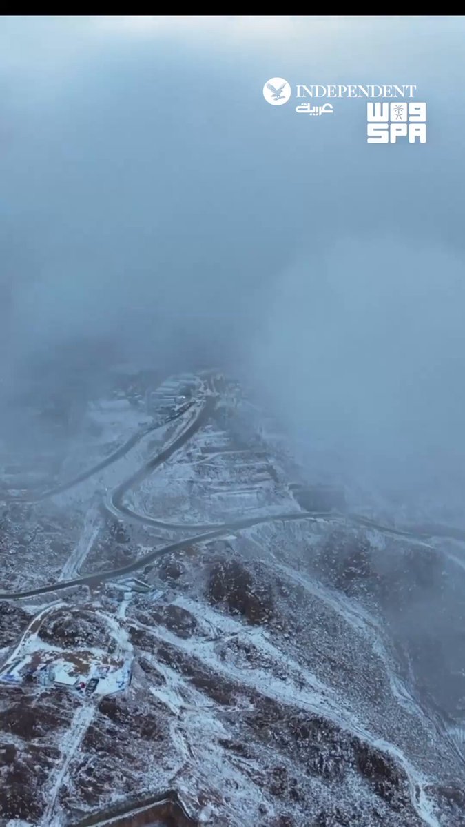 الثلوج تكسو مرتفعات جبال تروجينا شمال غربي السعودية 