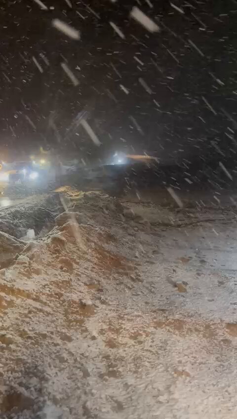 تساقط أمطار مع ندف من الثلج الخفيف جدًا جنوب وجنوب غربي حائل مساء أمس الأربعاء (متداول) 