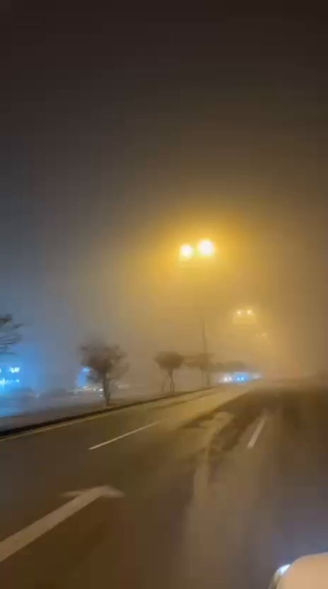 فيديو| الضباب يغطّي أجزاء من مدينة الرياض، مع توقعات بهطول أمطار غزيرة على العاصمة اليوم، مصحوبة برياح شديدة السرعة وانعدام في مدى الرؤية الأفقية وتساقط البرد وصواعق رعدية.. تصوير: خالد العنزي khalidokaz 