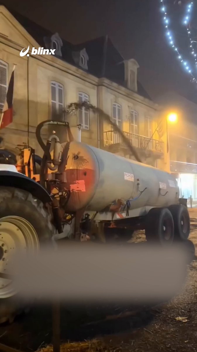 قشّ وجرارات وروث أمام مبان حكومية! ما الذي دفع مزارعي فرنسا إلى إغلاق الطرق ومحاصرة الإدارات؟ #فرنسا 