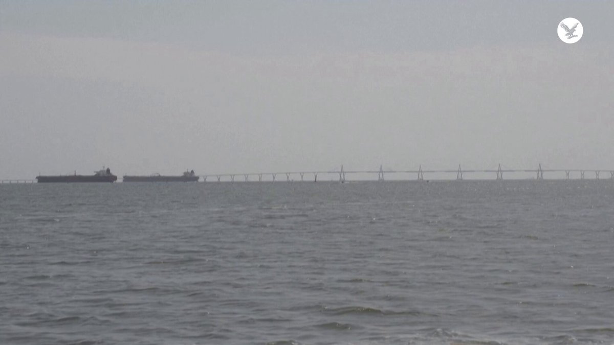 تظهر ناقلات نفط قبالة سواحل فنزويلا الغربية، حيث تواصل قوارب الصيد الصغيرة نشاطها في بحيرة ماراكايبو.. حكومة مادورو تؤكد استمرار تصدير النفط "كالمعتاد" رغم إعلان الرئيس الأميركي دونالد ترمب فرض حظر على دخول أو خروج أي ناقلة نفط مشمولة بالعقوبات 