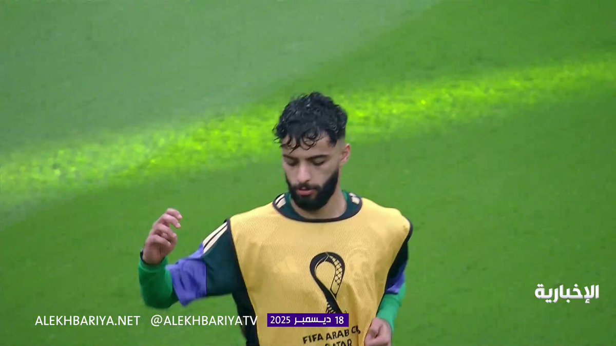 البلاد | معاك يالأخضر لاعبو منتخبنا الوطني يؤدون عمليات الإحماء في استاد خليفة الدولي قبيل لقاء المنتخب الإماراتي. صحيفة البلاد | المنتخب السعودي | كأس العرب | | السعودية الإمارات | 