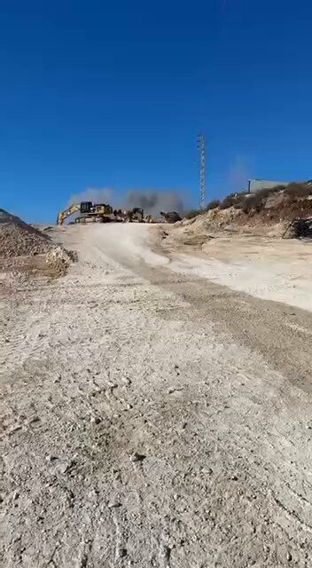 جيش الاحتلال الإسرائيلي يشن غارات على جنوب وشرق لبنان ويستهدف معسكرا #لـ"حزب_الله" 