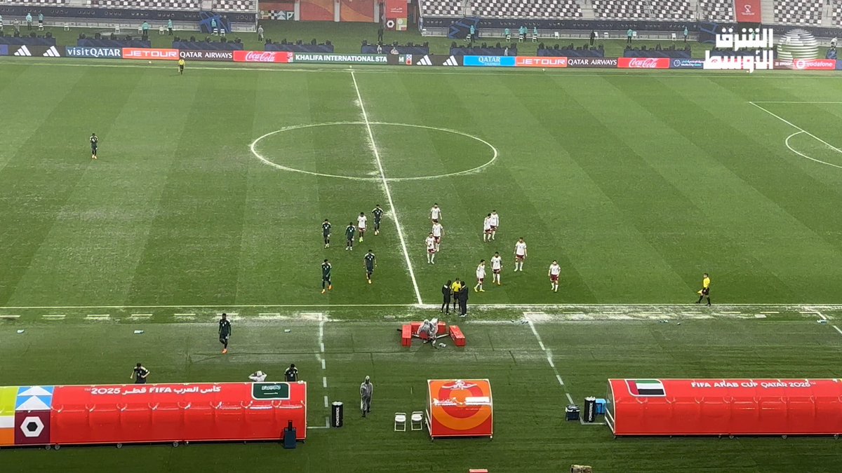 بسبب غزارة الأمطار الحكم طلب من الفريقين الخروج من الملعب وتأجيل بدء الشوط الثاني.. #السعودية_الإمارات 