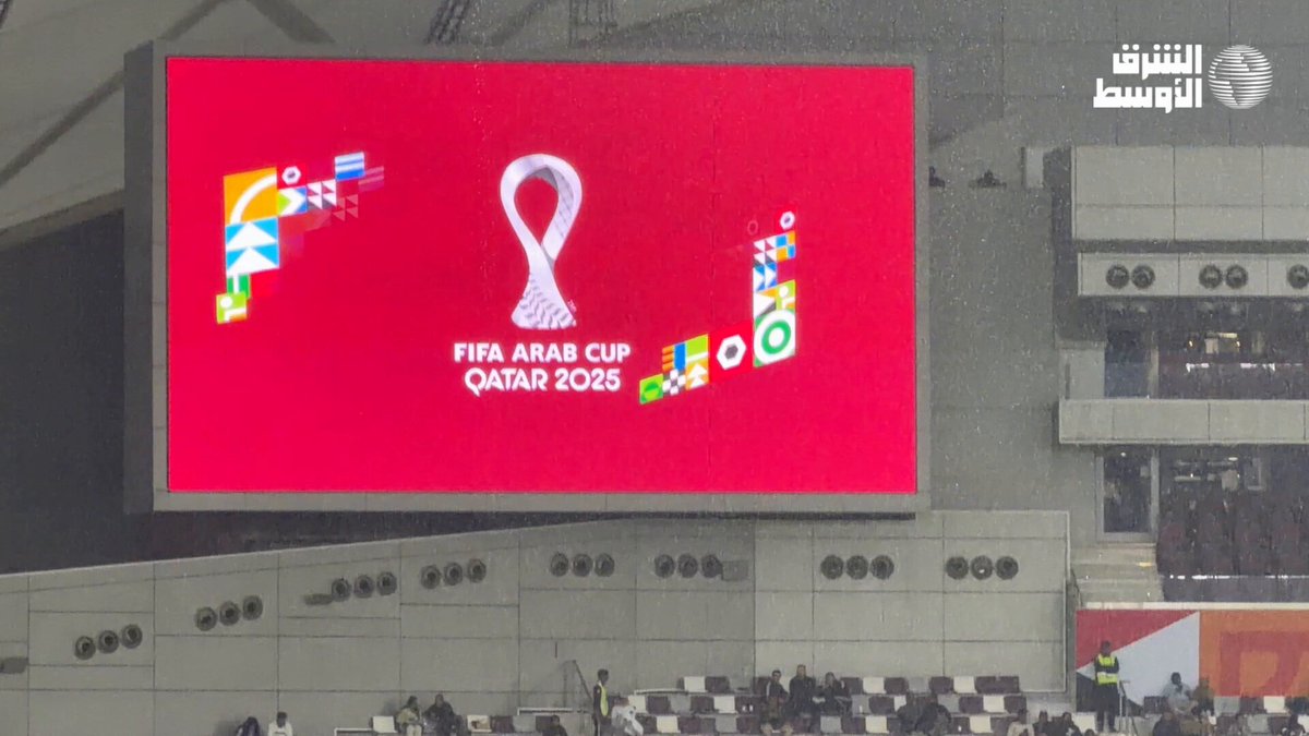 المذيع الداخلي يشير إلى استمرار توقف المباراة بسبب الأمطار ويطلب من الجماهير البقاء في مقاعدهم والتعاون مع المنظمين. #السعودية_الإمارات 