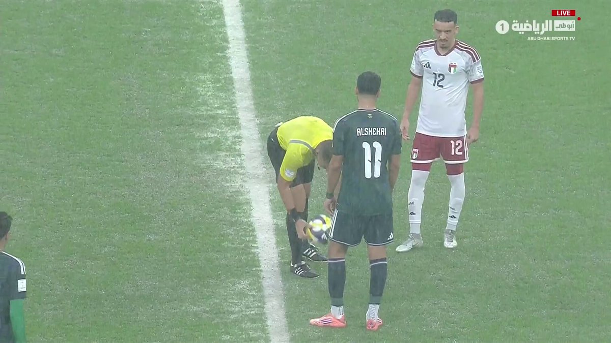 تعليق مباراة السعودية و الإمارات في كأس العرب. حكم المباراة اختبر معدل تحرك الكرة على أرضية الملعب 