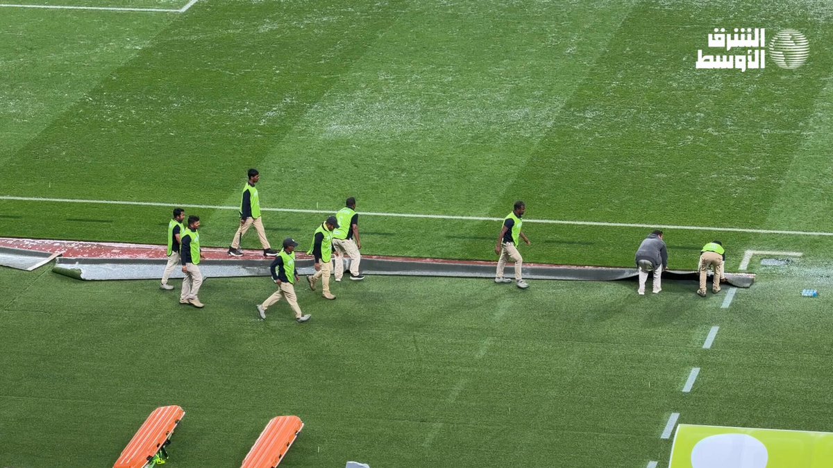 رسمياً، تم الإعلان عن استئناف المباراة بعد 15 دقيقة. الإمارات 0 0 السعودية. تأجيل الشوط الثاني جاء بسبب غزارة الأمطار، حيث طلب الحكم من الفريقين مغادرة الملعب مؤقتاً. #السعوديه_الامارات 