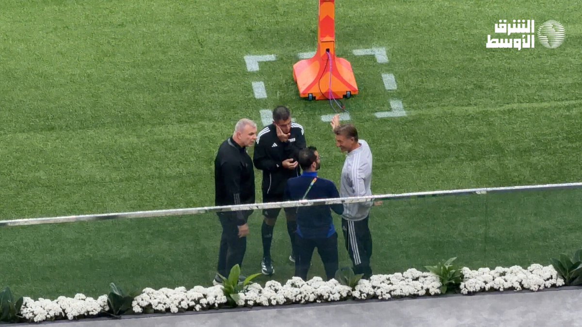 حديث يضم الفرنسي هيرفي رينارد مدرب المنتخب السعودي والروماني كوزمين مدرب منتخب الإمارات ومراقب المباراة والحكم #السعودية_الإمارات 