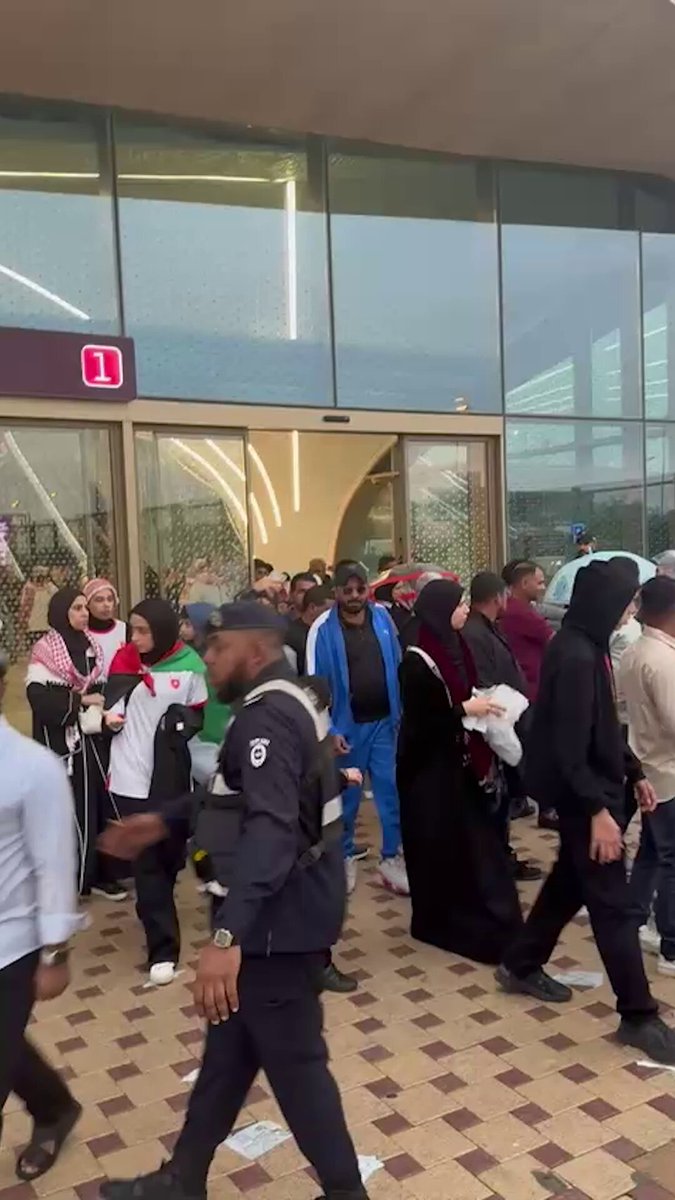 بسبب الأحوال الجوية السيئة.. بدء توزيع المظليات والمعاطف البلاستيكية على الجماهير قبل ساعات من نهائي كأس العرب. إعداد: مهند جويلس #جريدة_الغد 