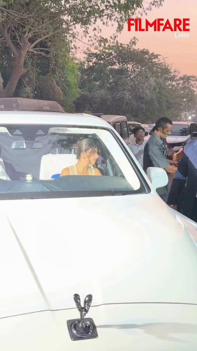 #ShahRukhKhan, #SuhanaKhan and #GauriKhan arrive Picture