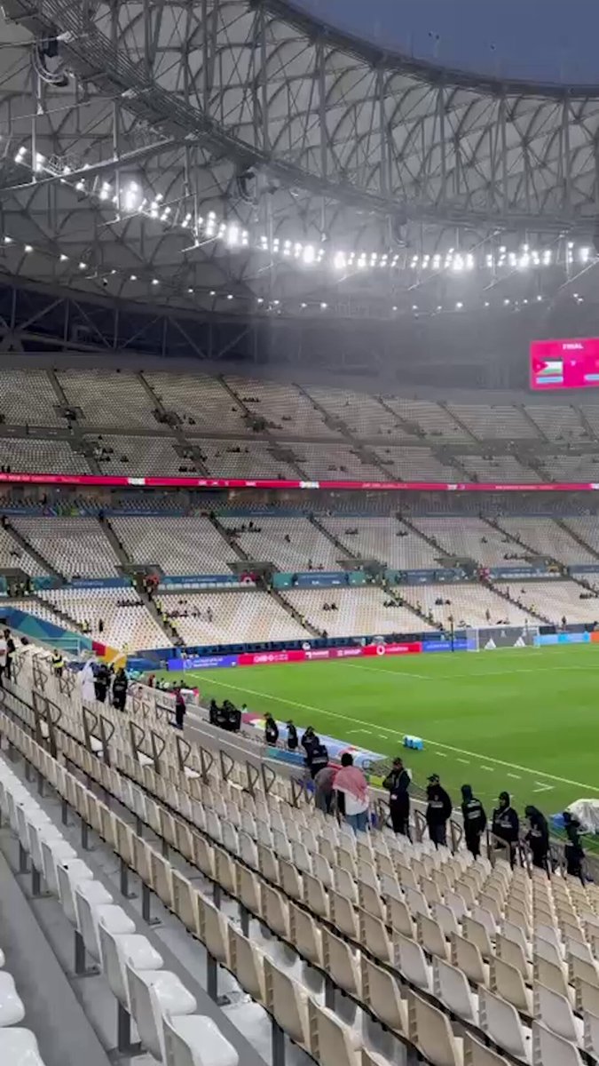 الأجواء من داخل ستاد لوسيل قبل نهائي كأس العرب وتساقط الأمطار بشكل كثيف. تصوير: مهند جويلس #رياضة 