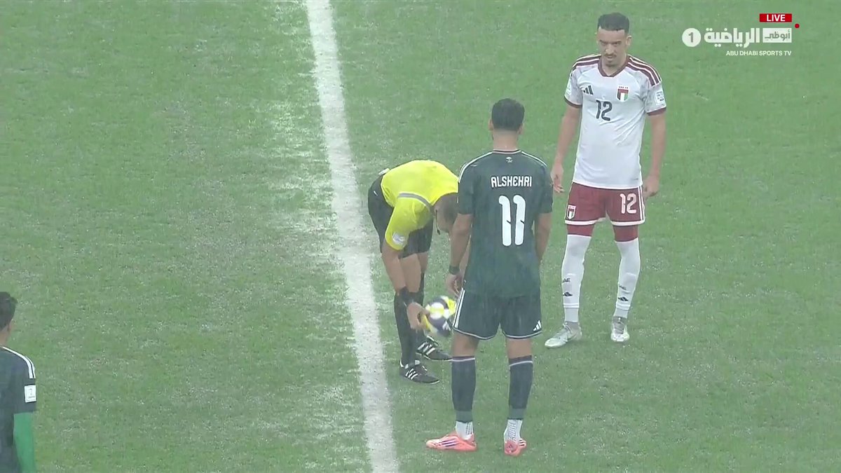 تعليق مباراة السعودية و الإمارات في كأس العرب2025. حكم المباراة اختبر معدل تحرك الكرة على أرضية الملعب 