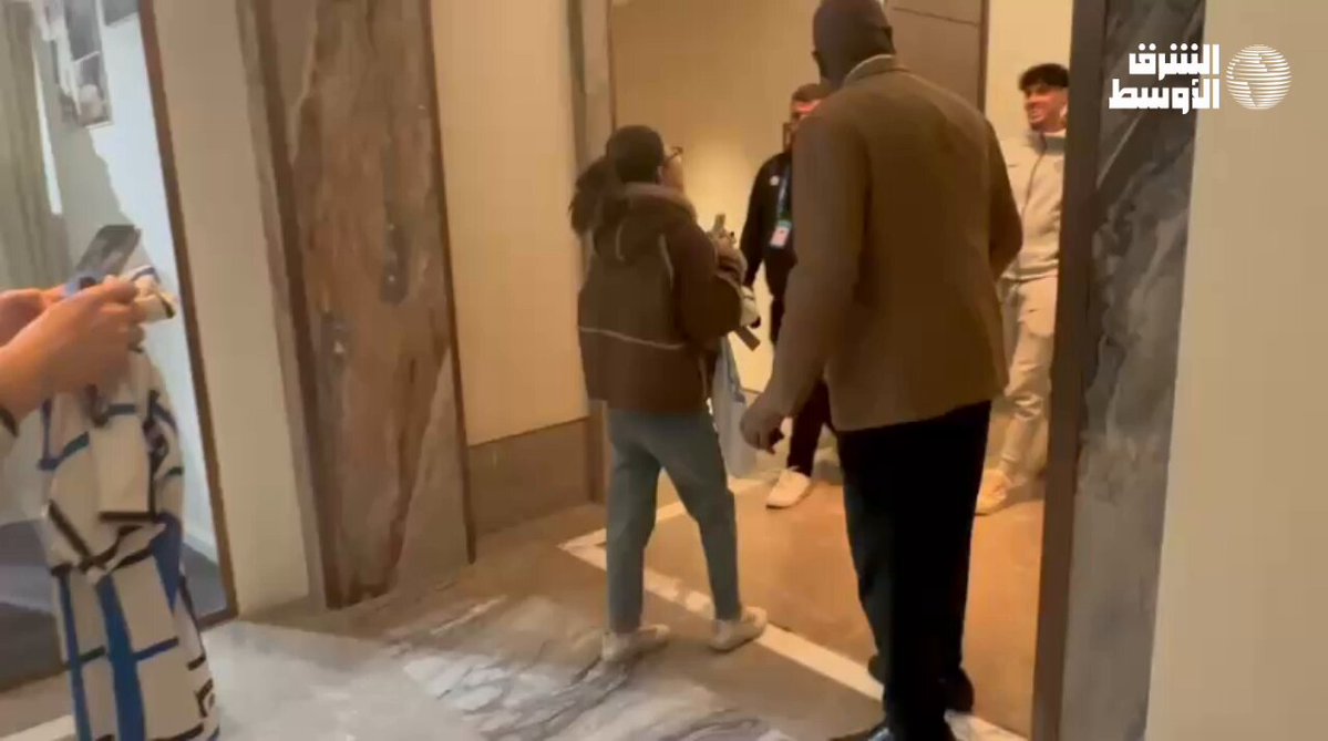 جماهير صينية تلتقي باستوني لاعب انتر ميلان الإيطالي في مقر إقامة الفريق في العاصمة السعودية الرياض 