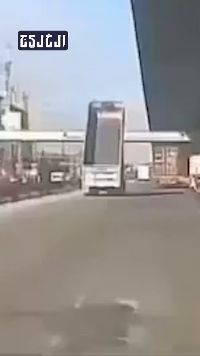 فيديو| شاحنة تسير بصندوق مرفوع في تايلاند مسببة انهيار جسر مشاة #صحيفة_الخليج 